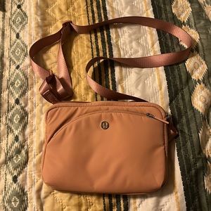 Lululemon Adventure City Crossbody Bag curved lines